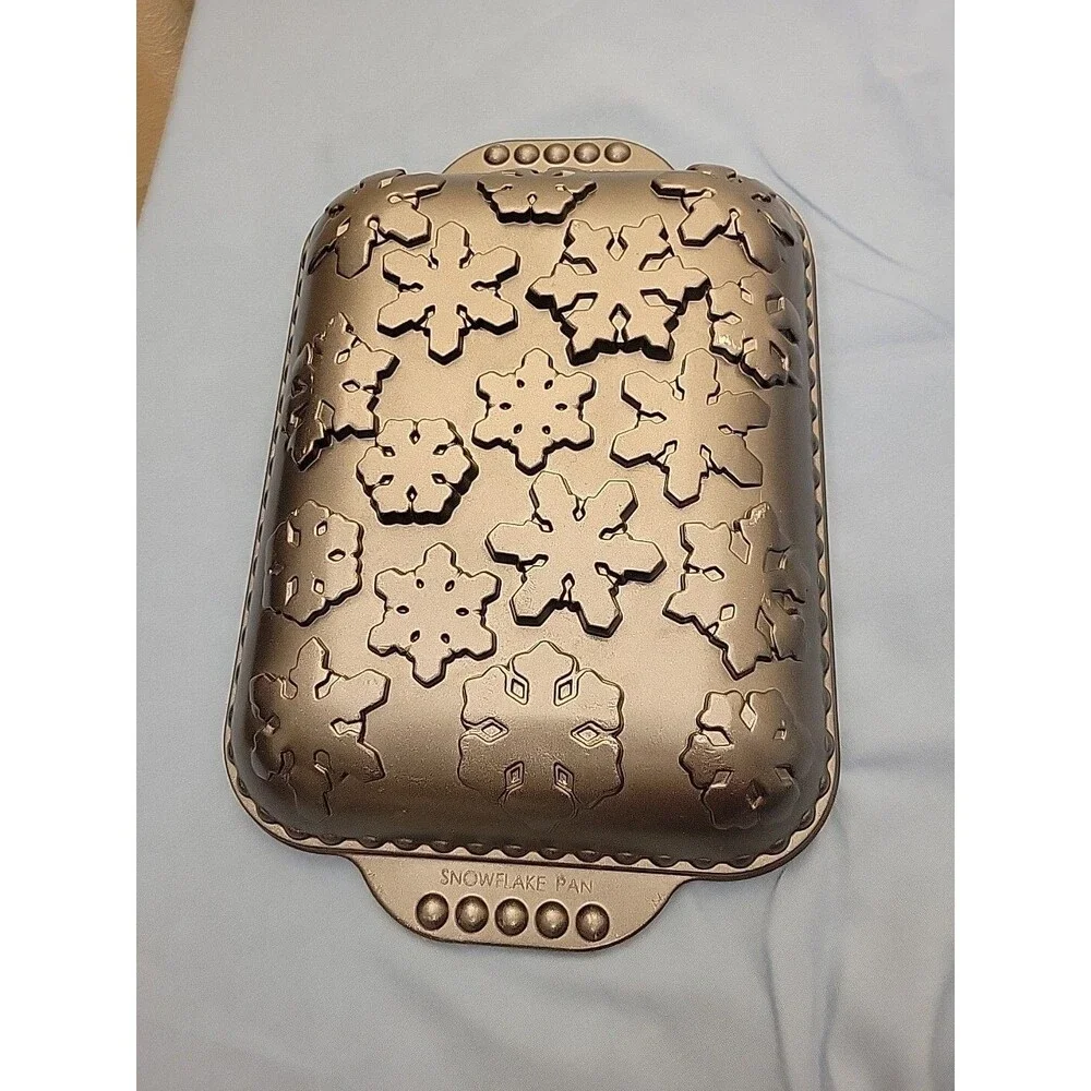 Nordic Ware Snowflake Winter Holiday Non-stick Cake Pan 10 Cup Capacity 13½x9x2½